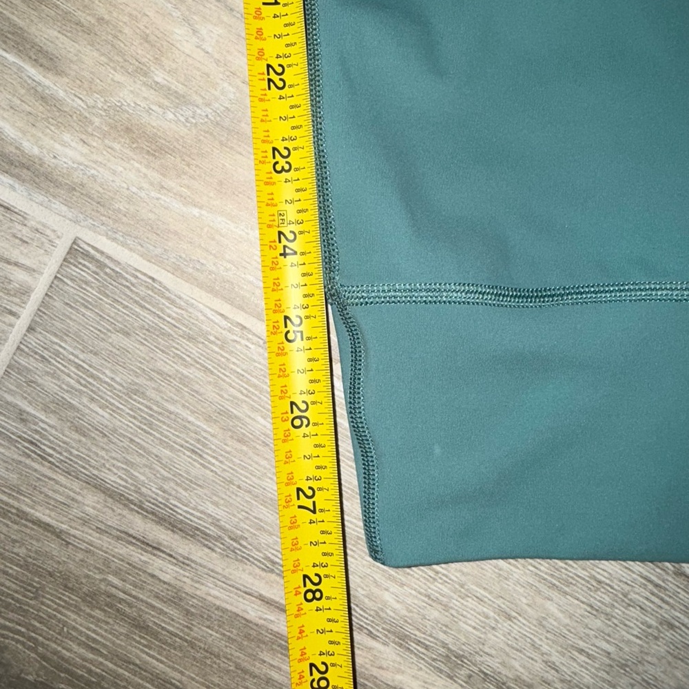 Vuori Daily Leggings-PLEASE SEE MEASUREMENTS. - Picture 6 of 10